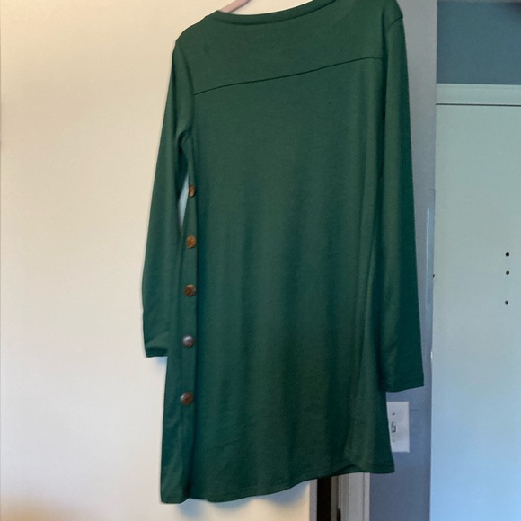 Green top - Picture 1 of 2